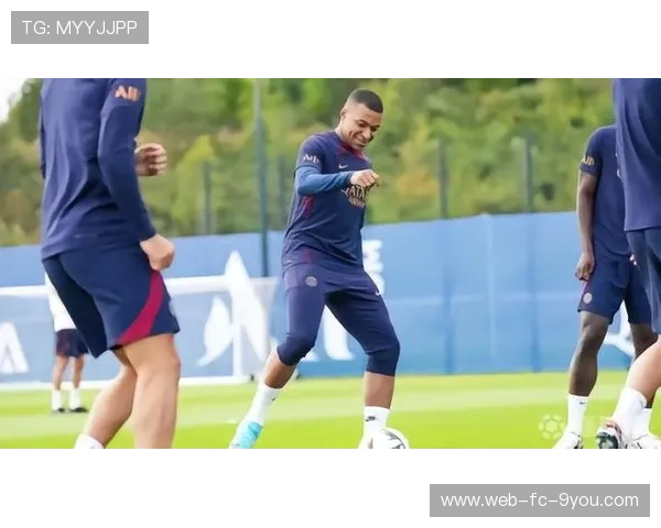 姆巴佩训练间隙为小粉丝讲故事，温馨画面疯传