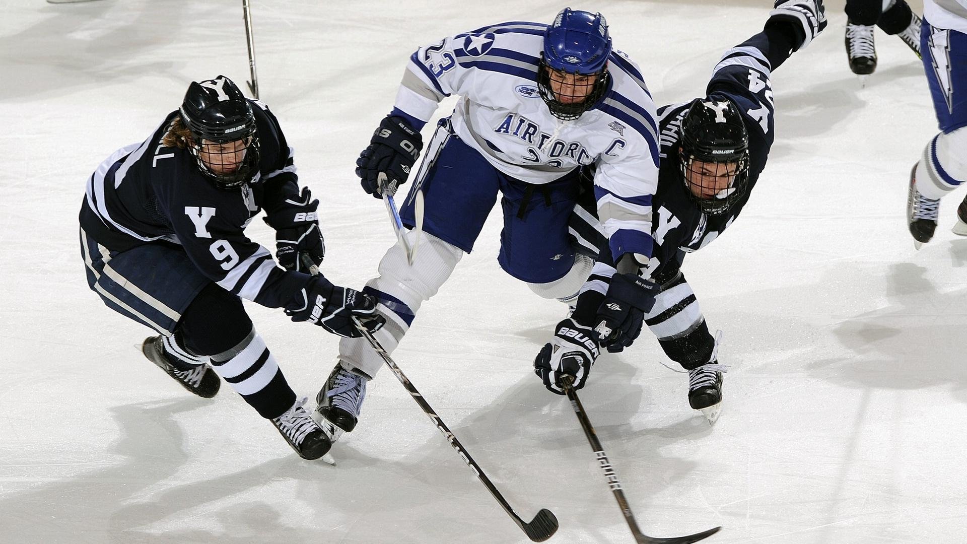 欧冠新媒体：首播“教练席360度视角” 还原临场指挥细节